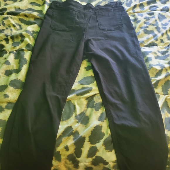 Black Ankle Capris⚡⚡ - Picture 3 of 4